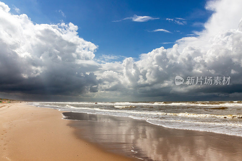 荷兰“Noordwijk aan Zee”海滩上戏剧性的天空与反射